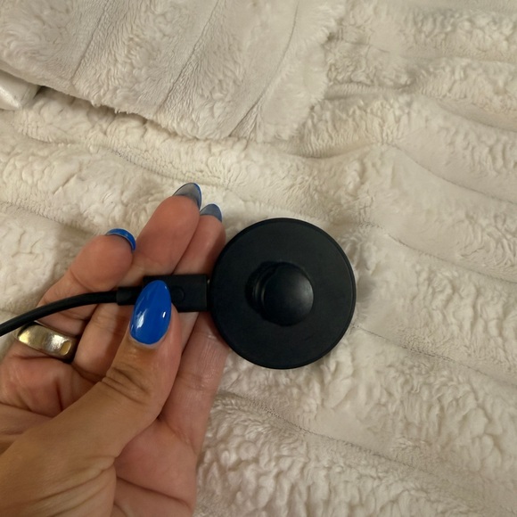 Oura Gold Smart Ring - Picture 7 of 8